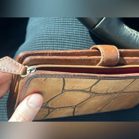 Vintage Dooney & Bourke Croc-Embossed Tan Leather Wallet - Picture 5 of 11